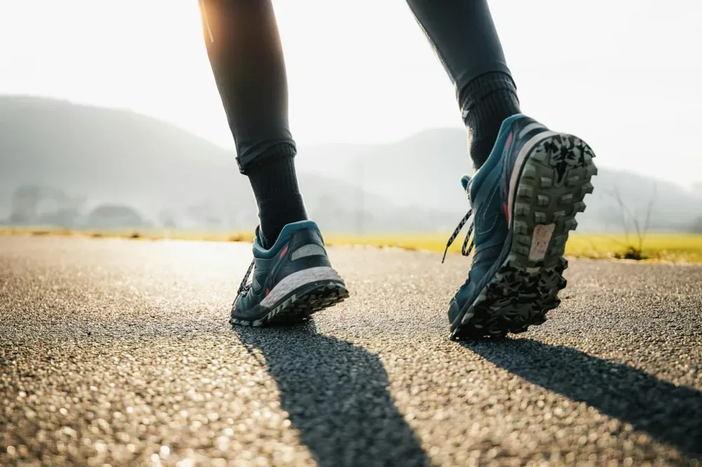 Chaussures femme portées sur une route, vues de dos